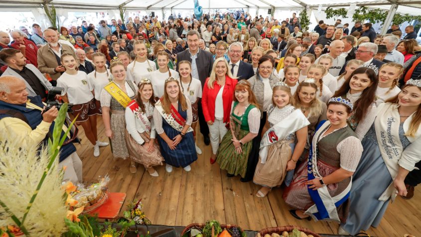 Ministerpräsident Dr. Markus Söder und Staatsministerin Melanie Huml mit Produkthoheiten auf den Genusstagen.