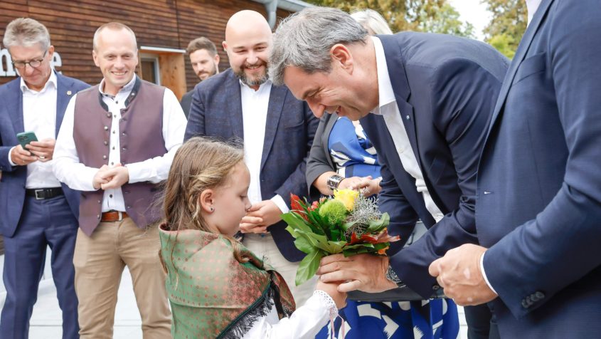 Ministerpräsident Dr. Markus Söder wird am Freizeit- und Tourismuszentrum in Steinbach am Wald begrüßt.