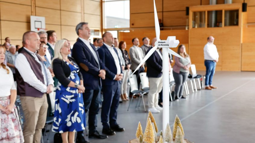 Europaministerin Melanie Huml und Ministerpräsident Dr. Markus Söder informieren sich über den Wind- und Wasserstoffpark am Rennsteig.