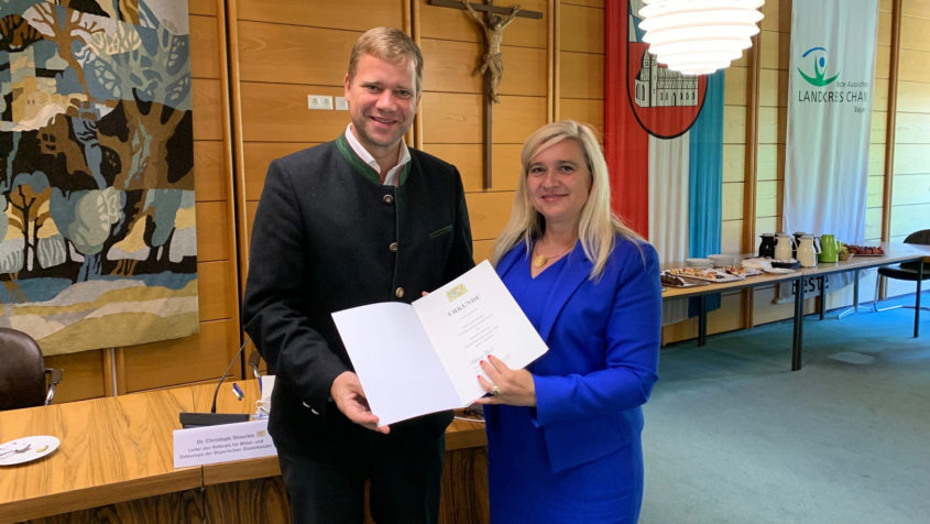 Der 1. Bürgermeister der Stadt Freyung, Dr. Olaf Heinrich (links), und Europaministerin Melanie Huml (rechts).