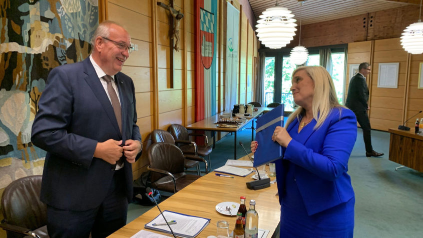 Der Bezirkstagspräsident der Oberpfalz und Landrat des Landkreises Cham, Franz Löffler (links), und Europaministerin Melanie Huml (rechts).