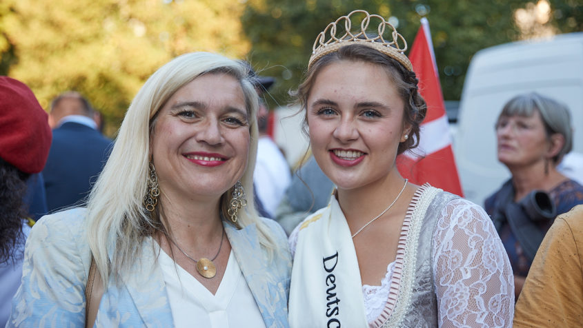 Staatsministerin Melanie Huml (links) und die Deutsche Korbstadtkönigin Alexandra I. (rechts). Bild: Tim Birkner / Stadt Lichtenfels