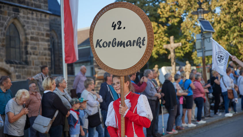 Der Lichtenfelser Korbmarkt - eine der größten Veranstaltungen seiner Art - findet jedes Jahr am dritten Wochenende im September statt. Über 80 Flechtwerkgestalter und Aussteller aus über zehn Nationen bieten am Lichtenfelser Korbmarkt ihre Waren an. Bild: Tim Birkner / Stadt Lichtenfels