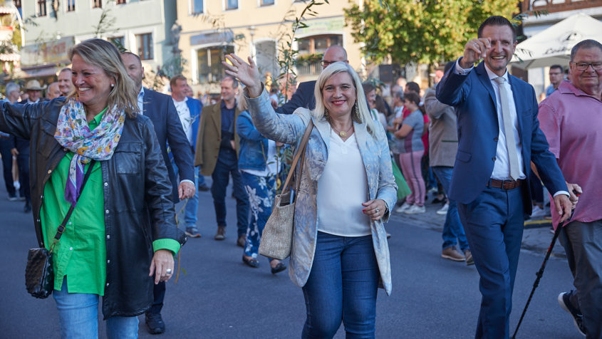 Staatsministerin Melanie Huml nimmt als Schirmherrin am Festumzug des 42. Lichtenfelser Korbmarkts teil. Bild: Tim Birkner / Stadt Lichtenfels