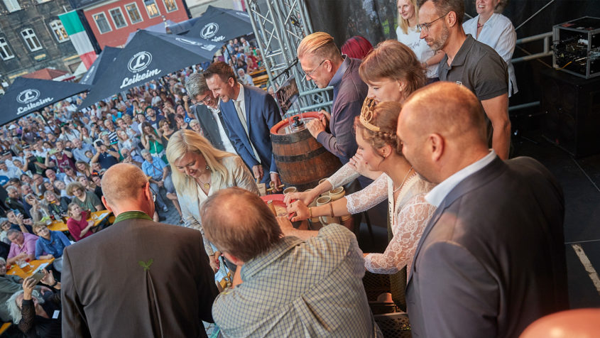 Bieranstich durch Staatsministerin Melanie Huml bei der Eröffnung des 42. Lichtenfelser Korbmarkts. Bild: Tim Birkner / Stadt Lichtenfels
