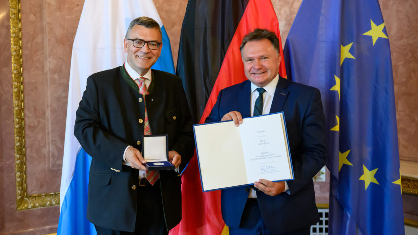 230918_Verleihung der Medaille für Verdienste um die Zivil-Militärische Zusammenarbeit_FR_3 Staatsminister Dr. Florian Herrmann verleiht die Medaille für ...