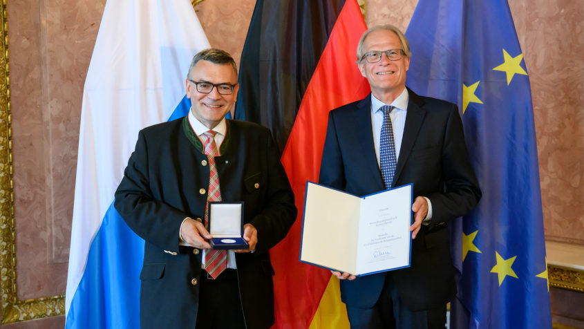 230918_Verleihung der Medaille für Verdienste um die Zivil-Militärische Zusammenarbeit_FR_1 Staatsminister Dr. Florian Herrmann und Brigadegeneral a.D. ...