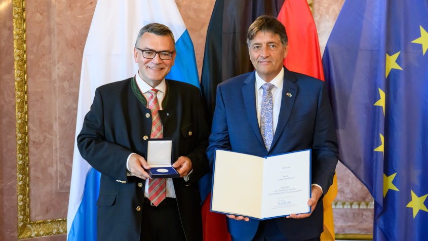 230918_Verleihung der Medaille für Verdienste um die Zivil-Militärische Zusammenarbeit_FR_9 Staatsminister Dr. Florian Herrmann und der Erste Bürgermeister ...