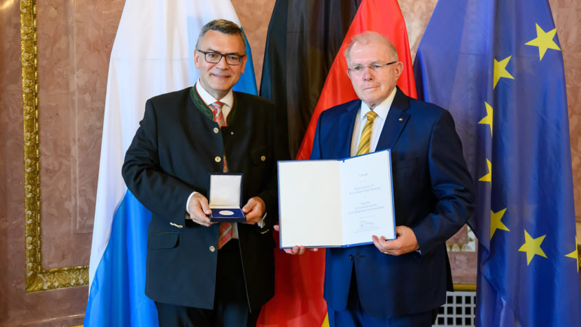 230918_Verleihung der Medaille für Verdienste um die Zivil-Militärische Zusammenarbeit_FR_8 Staatsminister Dr. Florian Herrmann und General a.D. Klaus Dieter ...