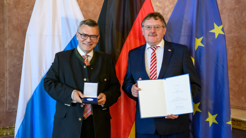 230918_Verleihung der Medaille für Verdienste um die Zivil-Militärische Zusammenarbeit_FR_7 Staatsminister Dr. Florian Herrmann und der Erste Bürgermeister ...