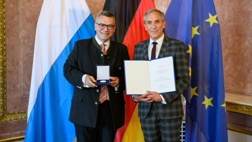 230918_Verleihung der Medaille für Verdienste um die Zivil-Militärische Zusammenarbeit_FR_6 Staatsminister Dr. Florian Herrmann und Stabsfeldwebel a.D. ...