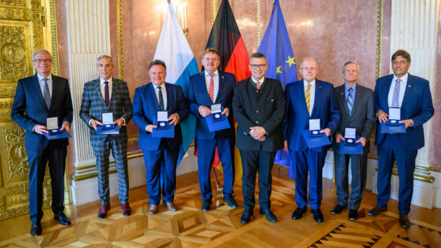 Erstmals hat Staatsminister Dr. Florian Herrmann (4. von rechts) die neu geschaffene Medaille für Verdienste um die Zivil-Militärische Zusammenarbeit im Münchner Prinz-Carl-Palais verliehen.