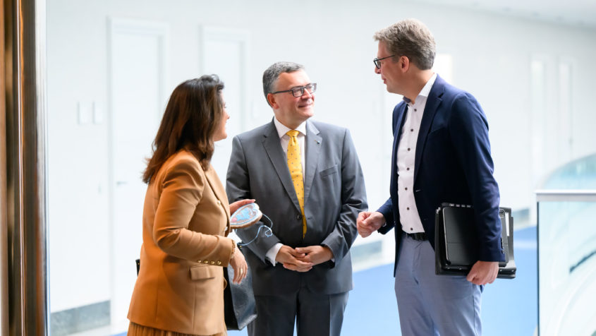 Landwirtschaftsministerin Michaela Kaniber, Staatskanzleiminister Dr. Florian Herrmann und Wissenschaftsminister Markus Blume (v.l.n.r.) im Gespräch.