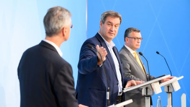 Pressekonferenz mit Kultusminister Prof. Dr. Michael Piazolo, Ministerpräsident Dr. Markus Söder und Staatskanzleiminister Dr. Florian Herrmann (v.l.n.r.).
