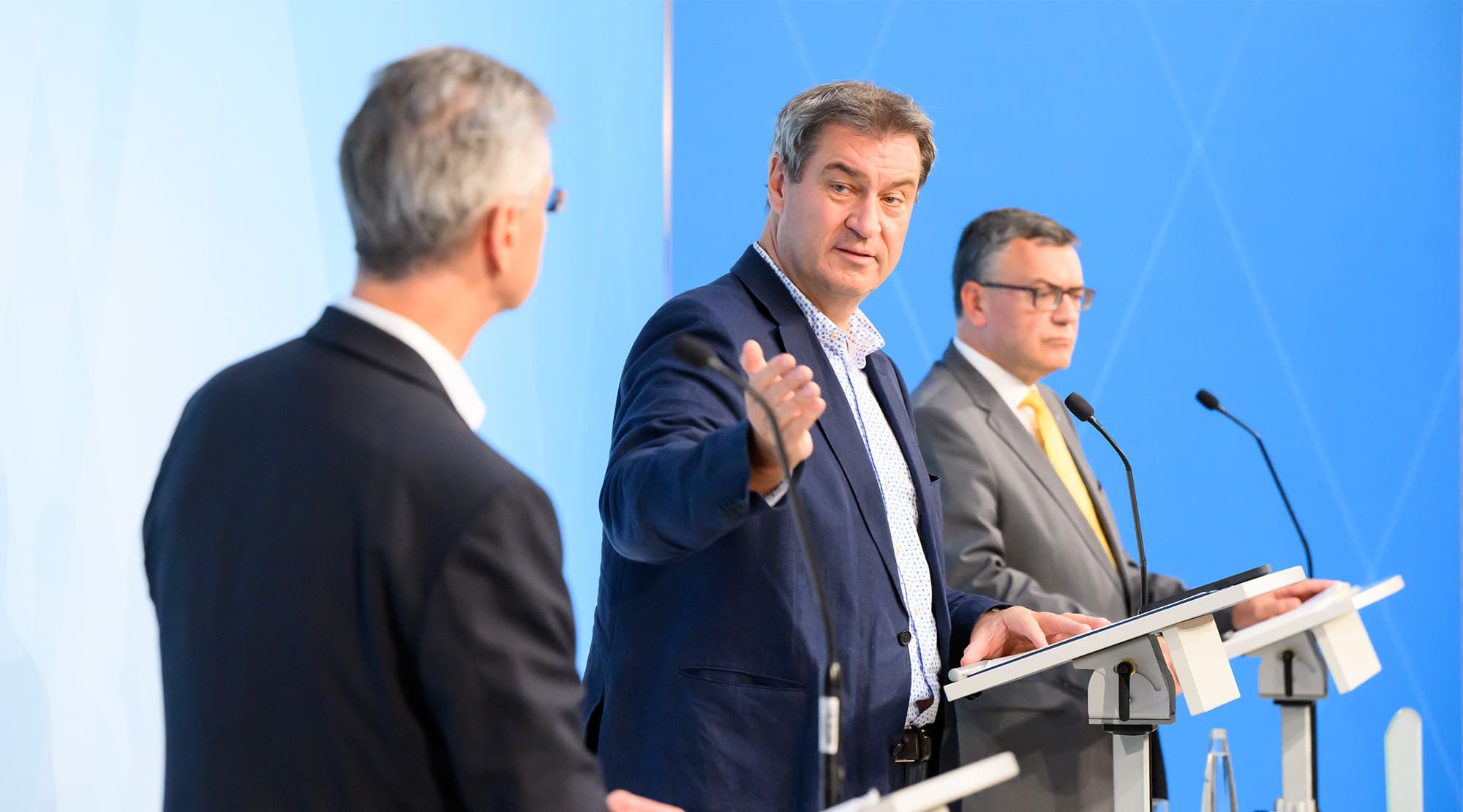 Pressekonferenz mit Kultusminister Prof. Dr. Michael Piazolo, Ministerpräsident Dr. Markus Söder und Staatskanzleiminister Dr. Florian Herrmann (v.l.n.r.).
