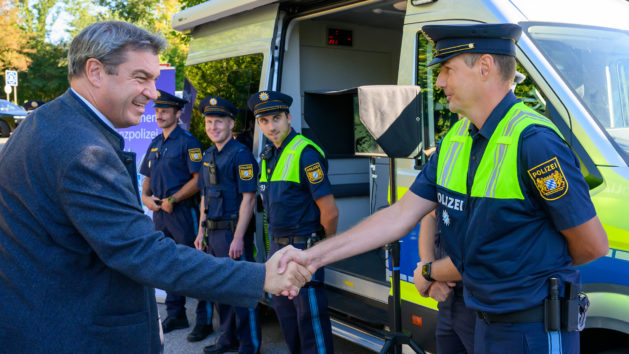 Ministerpräsident Dr. Markus Söder mit Polizisten in Freilassing.