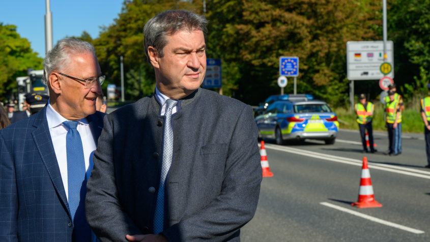 Innenminister Joachim Herrmann (links) und Ministerpräsident Dr. Markus Söder (rechts) informieren sich über die aktuelle Lage an den Grenzen und zum verstärkten Grenzschutz an einer Kontrollstelle in Freilassing an der Grenze zu Österreich.