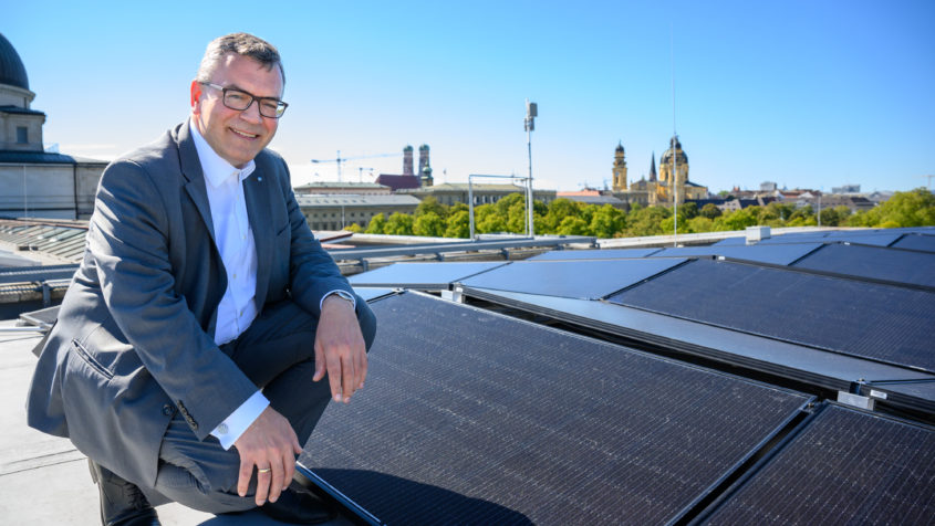 Staatsminister Dr. Florian Herrmann auf dem Dach der Staatskanzlei in München.