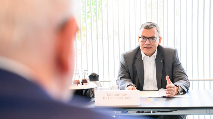 Staatsminister Dr. Florian Herrmann nimmt am Runden Tisch zum Projekt REPO4EU in der Staatskanzlei teil.