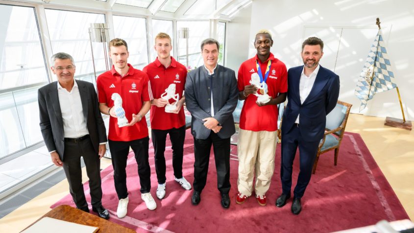 Gruppenbild mit dem Präsidenten des FC Bayern München e.V., Herbert Hainer, Andreas Obst, Niels Giffey, Ministerpräsident Dr. Markus Söder, Isaac Bonga und dem Geschäftsführer der FC Bayern München Basketball GmbH, Marko Pesic (v.l.n.r.).