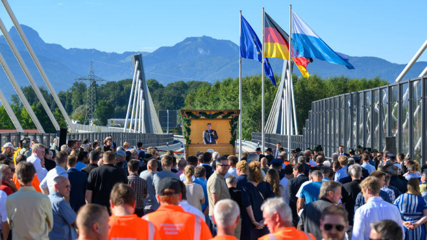 "Wir bekennen uns zum Auto. Bayern baut ÖPNV und Radwege stark aus, aber wir brauchen auch Straßen als Verbindungsachsen." - Ministerpräsident Dr. Markus Söder.