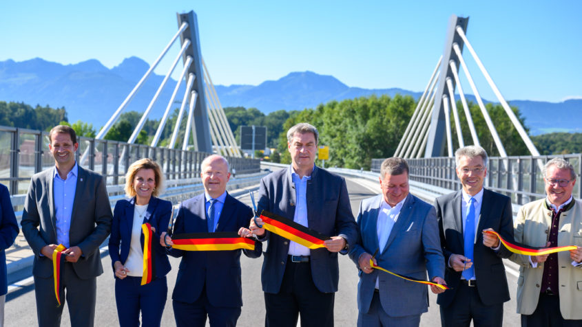 Teilverkehrsfreigabe der B15 Westtangente Rosenheim unter anderem mit Rosenheims Oberbürgermeister Andreas März, MdB Daniela Ludwig, der Parlamentarische Staatssekretär beim Bundesminister für Digitales und Verkehr, Michael Theurer, Ministerpräsident Dr. Markus Söder, Verkehrsminister Christian Bernreiter, der Rosenheimer Landrat Otto Lederer und MdL Klaus Stöttner (v.l.n.r.).