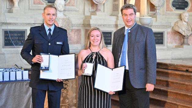 Ministerpräsident Dr. Markus Söder ehrt unter anderem Christian Seifert und Christina Schmitt mit der Bayerischen Rettungsmedaille.