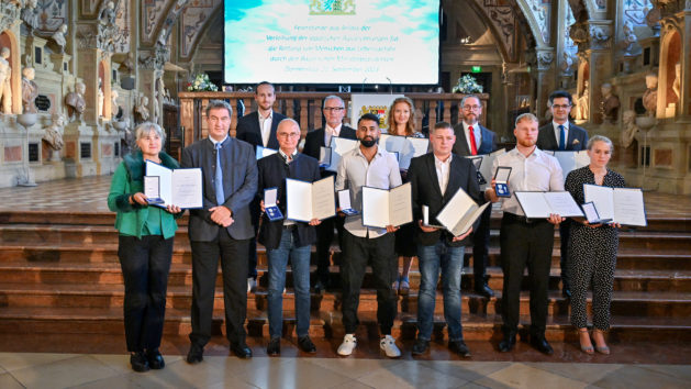 Gruppenbild mit den Retterinnen und Rettern aus Würzburg, die durch ihren Einsatz bei einem Anschlag in Würzburg 2021 Schlimmeres verhindert haben. Die couragierten Bürgerinnen und Bürger wurden mit der Rettungsmedaille und der Christophorus-Medaille geehrt.