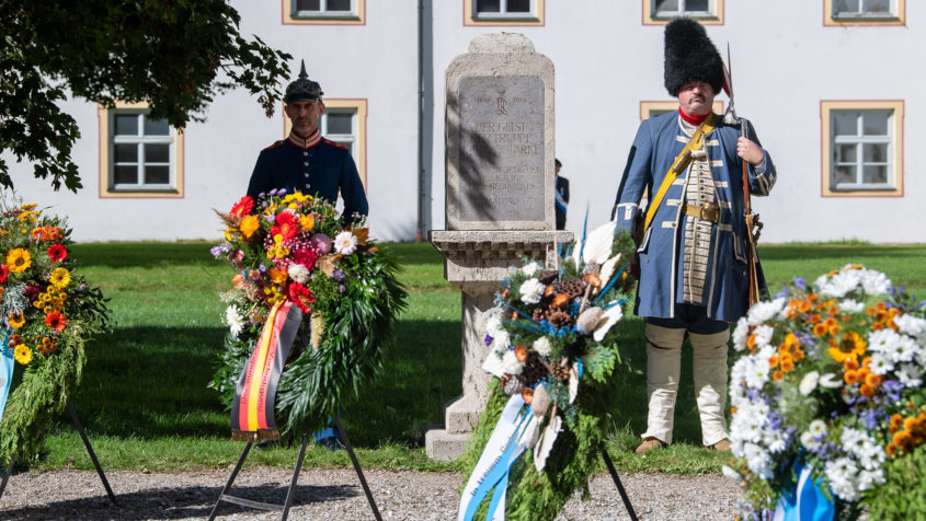 Kränze am Leiberstein im Maximilianshof des Neuen Schlosses Schleißheim.