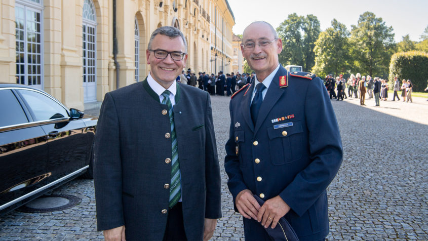 Staatsminister Dr. Florian Herrmann (links) und der Kommandeur des Landeskommando Bayern, Brigadegeneral Thomas Hambach (rechts).
