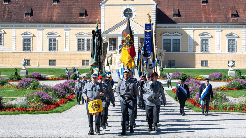Die Bayerische Staatsregierung gestaltet den Tag der Militärtradition in Partnerschaft mit der Bundeswehr, der Arbeitsgemeinschaft der Reservisten-, Soldaten- und Traditionsverbände in Bayern e.V. und dem Freundeskreis Infanterie-Leib-Regiment e.V.