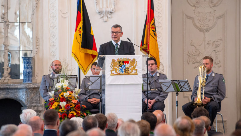 Zum Bayerischen Tag der Militärtradition hält Staatsminister Dr. Florian Herrmann eine Rede.