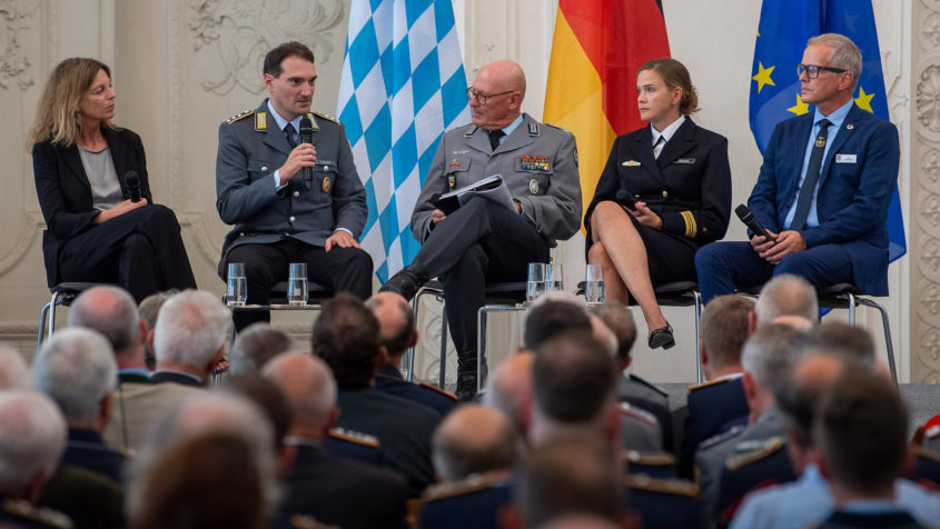 Podiumsdiskussion zum Thema „Werthafte Demokratie – Wie können militärische Werte und Traditionen unsere Demokratie stärken? im Großen Saal im Schloss Schleißheim.
