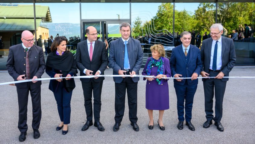 Feierliche Eröffnung (v.l.n.r.): Der Landrat im Berchtesgadener Land, Bernhard Kern, Landwirtschaftsministerin Michaela Kaniber, Finanzminister Albert Füracker, Ministerpräsident Dr. Markus Söder, die Präsidentin der Israelitischen Kultusgemeinde München und Oberbayern, Charlotte Knobloch, der Vorsitzende des Zentralrats Deutscher Sinti und Roma, Romani Rose und der Leiter des Instituts für Zeitgeschichte Prof. Dr. Andreas Wirsching.