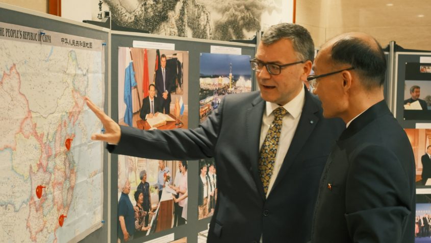 Staatsminister Dr. Florian Herrmann im Gespräch mit dem Generalkonsul der Volksrepublik China, Defa Tong.