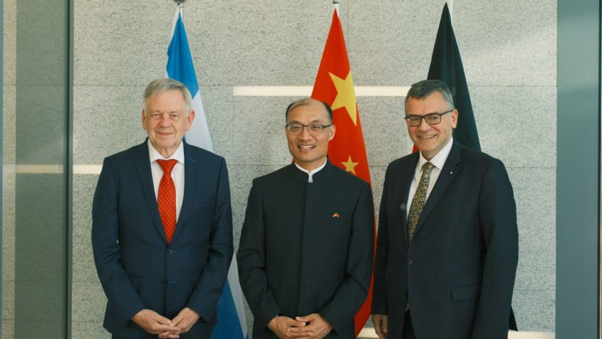 Der Vizepräsident des Bayerischen Landtags, Karl Freller, der Generalkonsul der Volksrepublik China, Defa Tong, und Staatsminister Dr. Florian Herrmann (v.l.n.r.).