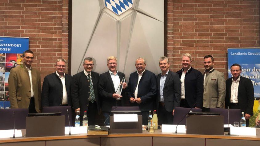 Ausbildungspreis 2023 Betriebe bis 50 Beschäftigte – Firma Obermeier Metallbearbeitung GmbH aus Konzell Von links: IHK-Vizepräsident Christoph Kämpf, MdL Josef Zellmeier, Staatsminister Dr. Florian Herrmann, Landrat Josef Laumer, Max Stehle (2. Bürgermeister Konzell), Bezirksrat Franz Schreyer, Wirtschaftsreferent Martin Köck, IHK-Regionalbetreuer Helmut Hentschel (v.l.n.r.) Bildnachweis: Landratsamt Straubing-Bogen