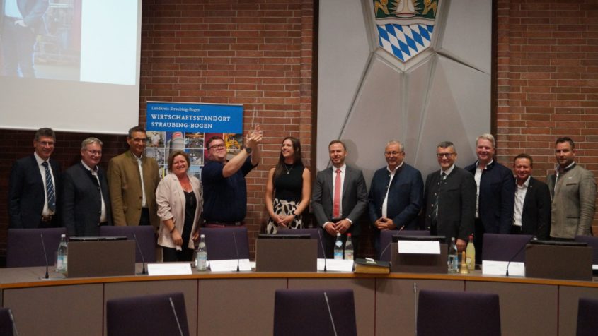 Ausbildungspreis Kategorie über 50 Beschäftigte an Firma Prebeck Stahlbau. Josef Fisch (2. Bürgermeister der Stadt Bogen), MdL Josef Zellmeier, IHK-Vizepräsident Christoph Kämpf, die Ausbildungsleiter und Geschäftsführung der Firma Prebeck, Landrat Josef Laumer, Staatsminister Dr. Florian Herrmann, Bezirksrat Franz Schreyer, IHK-Regionalbetreuer Helmut Hentschel, Wirtschaftsreferent Martin Köck (v.l.n.r.) Bildnachweis: Landratsamt Straubing-Bogen