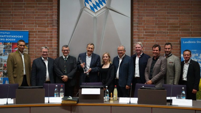 Ausbildungspreis Inklusion an die Firma GSW - GoldSolarWind IHK-Vizepräsident Christoph Kämpf, MdL Josef Zellmeier, Staatsminister Dr. Florian Herrmann, Geschäftsführer Josef Gold mit Mitarbeiterin, Landrat Josef Laumer, Bezirksrat Franz Schreyer, Matthias Fischer (Bürgermeister der Gemeinde Kirchroth), Wirtschaftsreferent Martin Köck, IHK-Regionalbetreuer Helmut Hentschel (v.l.n.r.) Bildnachweis: Landratsamt Straubing-Bogen