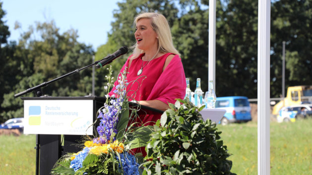 Staatsministerin Melanie Huml hält eine Rede. © DRV Nordbayern