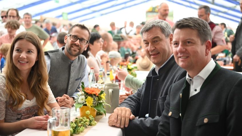 Ministerpräsident Dr. Markus Söder u.a. mit Innenstaatssekretär Sandro Kirchner auf dem 39. Weisbacher Oktoberfest.
