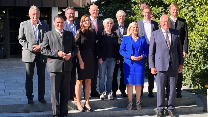 Europaministerin Melanie Huml (4. von rechts) mit den Mitgliedern des Beirats für grenzüberschreitende Zusammenarbeit mit Tschechien vor dem Landratsamt in Cham.