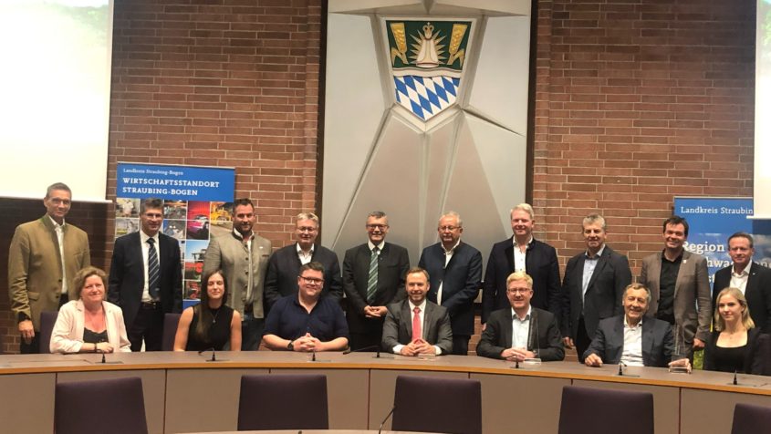 Gruppenbild aller Gewinner (vordere Reihe sitzend) mit den Ehrengästen (dahinter stehend). Bildnachweis: Landratsamt Straubing-Bogen