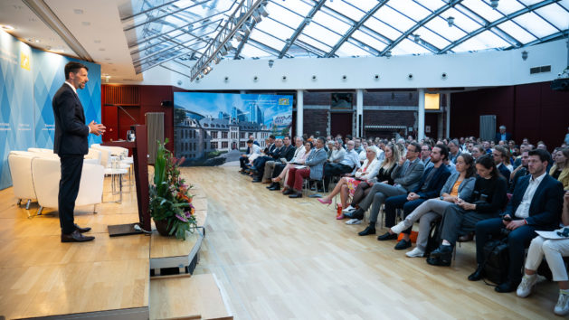 Dr. Hans Michael Strepp, Amtschef des Bayerischen Staatsministeriums für Digitales, begrüßte die Gäste im voll besetzten Veranstaltungssaal. ©Zacarias Garcia