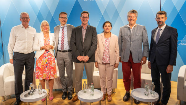 Die Teilnehmerinnen und Teilnehmer der Podiumsdiskussion (v.l.n.r.): Axel Voss, MdEP, Prof. Dr. Kristina Sinemus, Hessische Ministerin für Digitale Strategie und Entwicklung, Kilian Gross, EU-Kommission, Referatsleiter für die Entwicklung und Koordinierung der KI-Politik, Dr. Sebastian Hallensleben, Leiter für Digitalisierung & KI bei VDE, Elena Santiago Cid, Generaldirektorin bei CEN & CENELEC, Alf Henryk Wulf, Präsident VDE und Dr. Hans Michael Strepp, Amtschef des Bayerischen Staatsministeriums für Digitales. ©Zacarias Garcia