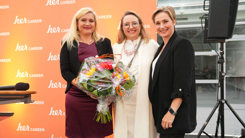 Staatsministerin Melanie Huml, die Gründerin und Geschäftsführerin der messe.rocks GmbH, Natascha Hoffner, und Moderatorin Janine Steeger (v.l.n.r.). © Fotostudio Franz Pfluegl/herCAREER
