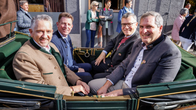 Leonhardifahrt der Stadt Grafing b. München unter anderem mit MdL Thomas Huber, US-Generalkonsul Timothy Liston, Staatsminister Dr. Florian Herrmann und der Erste Bürgermeister der Stadt Grafing, Christian Bauer (v.l.n.r.).