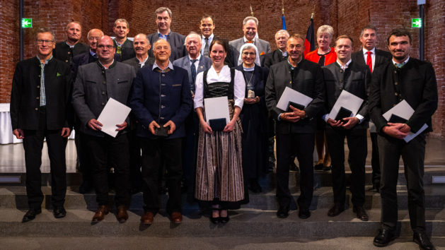 Gruppenbild mit Ministerpräsident Dr. Markus Söder und dem Vorsitzenden der Bergwacht Bayern, Thomas Lobensteiner, sowie allen ausgezeichneten Mitgliedern der Bergwacht und den Förderern in der Allerheiligen-Hofkirche der Münchner Residenz.
