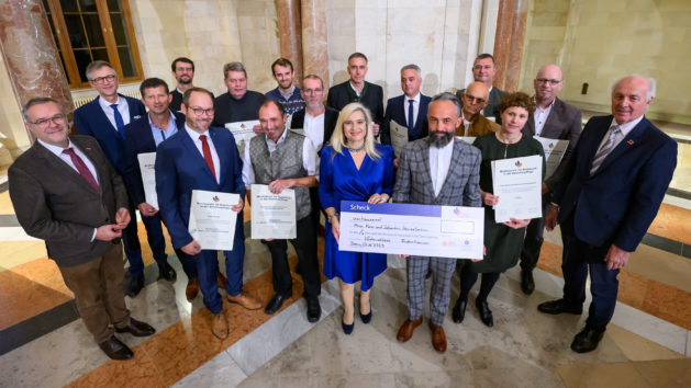 Europaministerin Melanie Huml verleiht zusammen mit dem Präsidenten des Bayerischen Handwerkstages, Franz Xaver Peteranderl, und dem Präsidenten des Zentralverbands des Deutschen Handwerks, Jörg Dittrich, den Bundespreis für Handwerk in der Denkmalpflege der Deutschen Stiftung Denkmalschutz und des Zentralverbands des Deutschen Handwerks.