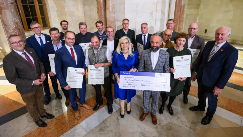 Europaministerin Melanie Huml verleiht zusammen mit dem Präsidenten des Bayerischen Handwerkstages, Franz Xaver Peteranderl, und dem Präsidenten des Zentralverbands des Deutschen Handwerks, Jörg Dittrich, den Bundespreis für Handwerk in der Denkmalpflege der Deutschen Stiftung Denkmalschutz und des Zentralverbands des Deutschen Handwerks.